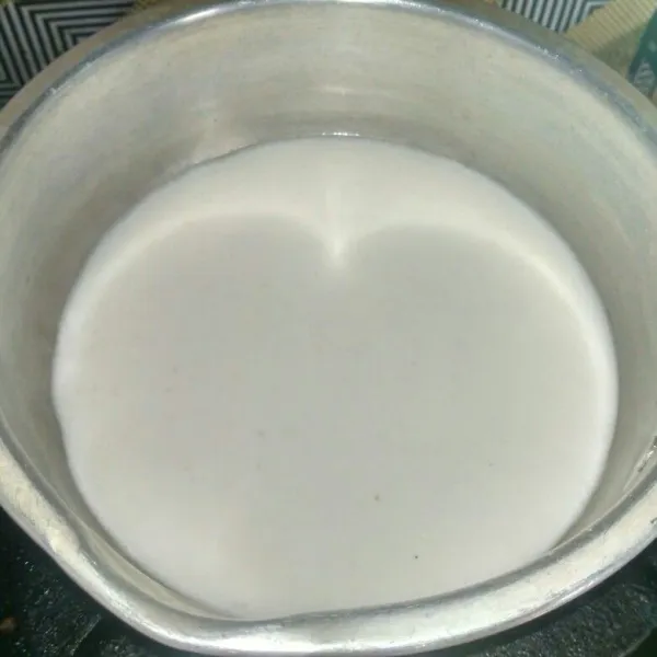 Rebus santan, susu kental manis, gula pasir dan garam hingga mendidih, lalu biarkan hingga dingin.