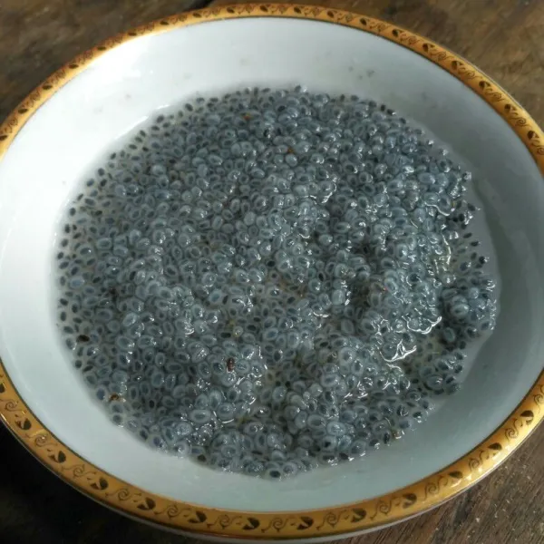 Seduh selasih dengan air matang hingga mengembang.