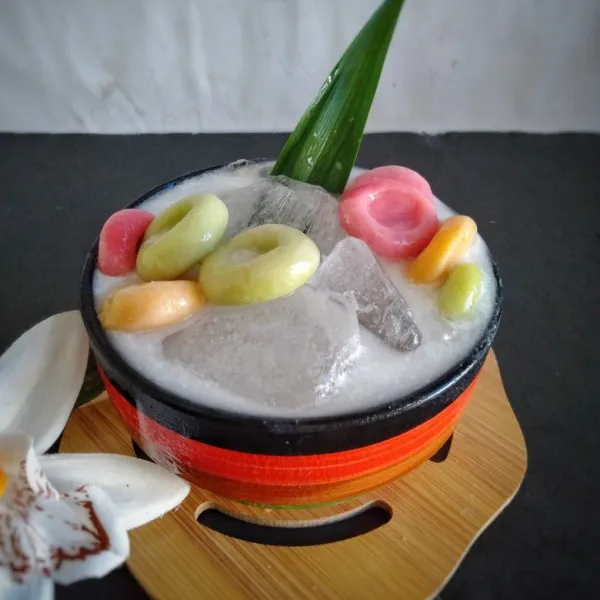 Penyajian : siapkan mangkuk, beri es batu. Masukkan gempol pleret, serta tuang kuah santan perlahan. Nikmati.