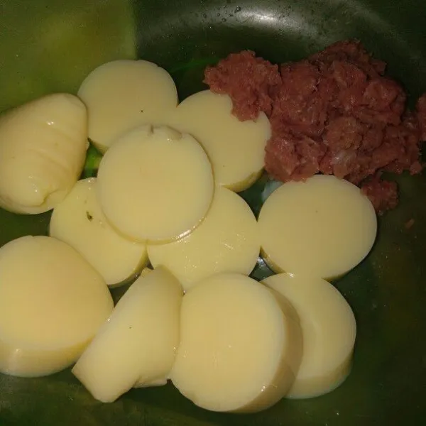 Potong tofu sesuai selera