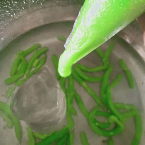 Siapkan air es saya kasih es batu .masukan adonan cendol ke cetakan cendol atau piping bag semprotkan ke air es tujuannya agar cendol  tidak lengket.