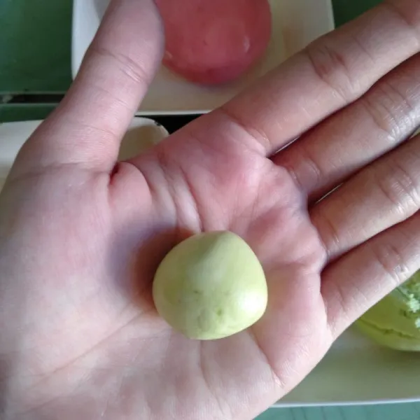 Kemudian, ambil sedikit adonan bentuk bulat kecil.