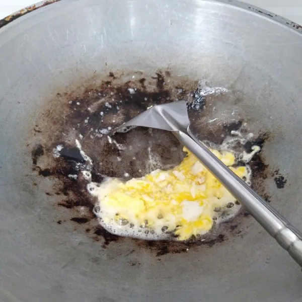 Panaskan minyak dan orak arik telur lalu sisihkan di pinggir wajan