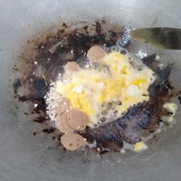Tambahkan minyak lalu tumis bawang putih,  bakso, dan telur. Aduk rata