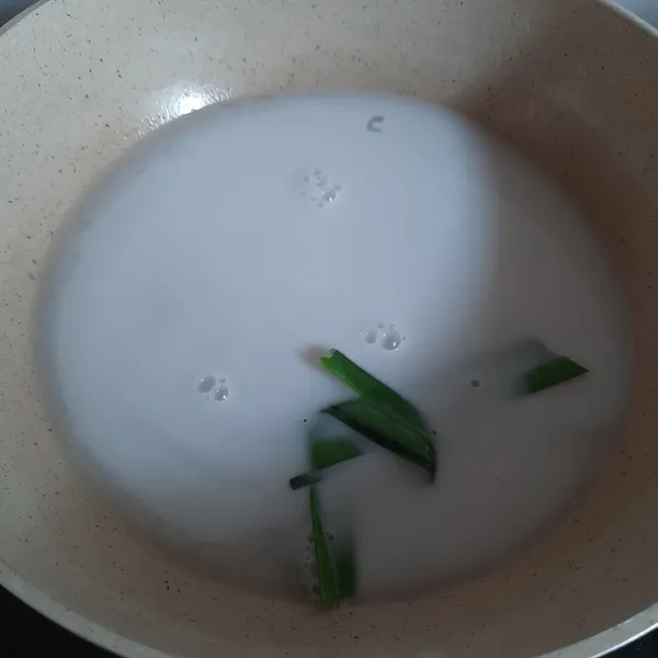Membuat santan: campur semua bahan santan. Masak hingga mendidih. Angkat.