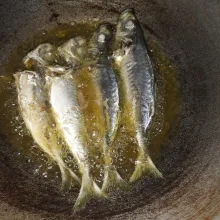 Goreng ikan serai sampai matang.