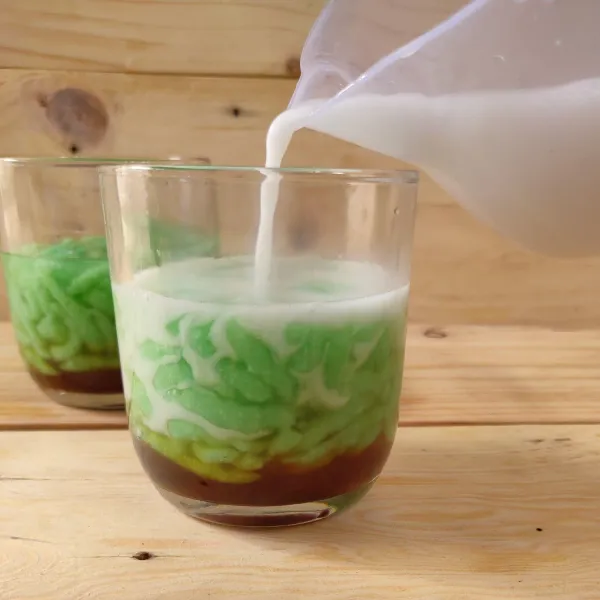 Kemudian tambahkan gula merah, es batu dan santan. Siap disajikan.