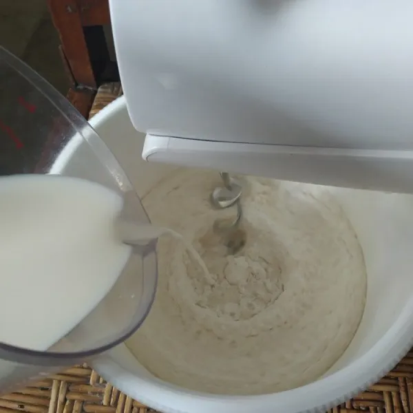 Mixer campuran tepung sambil tambahkan susu cair sedikit demi sedikit.