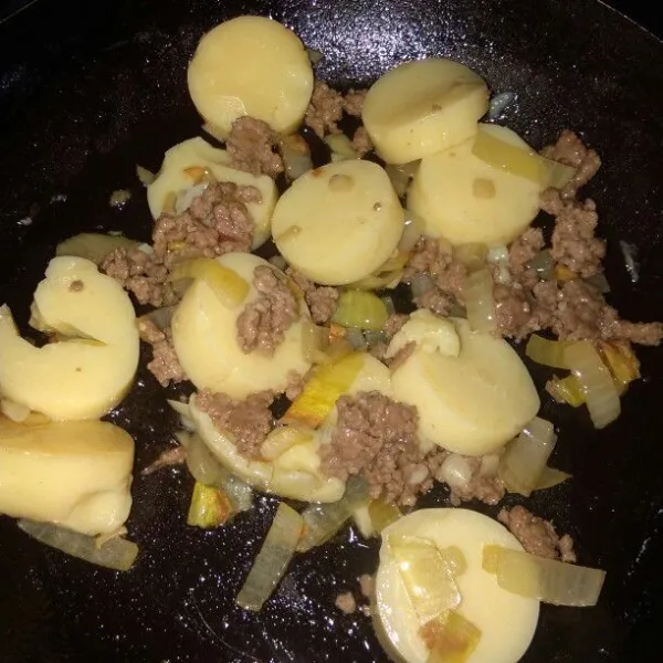 Lalu masukan tofu dan sedikit air