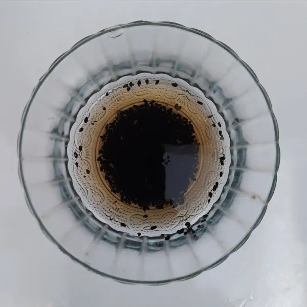 Larutkan selasih dengan air hingga mengembang.