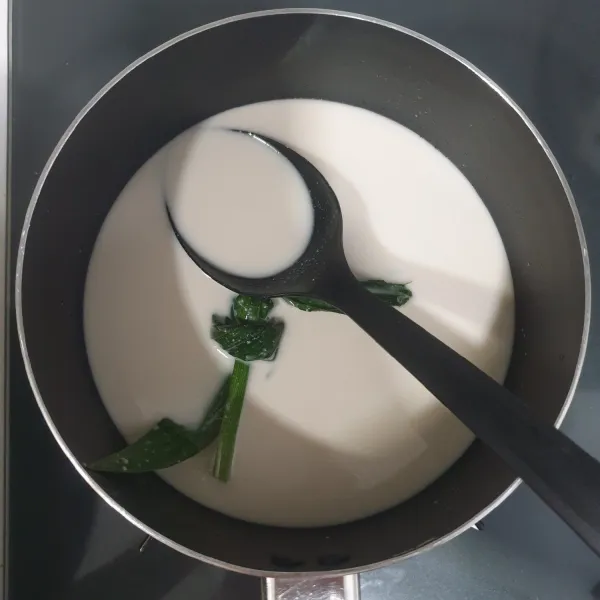 Untuk kuah, campur semua bahan kuah, aduk hingga mendidih. Kemudian matikan api dan tunggu hingga kuah bersuhu ruang.