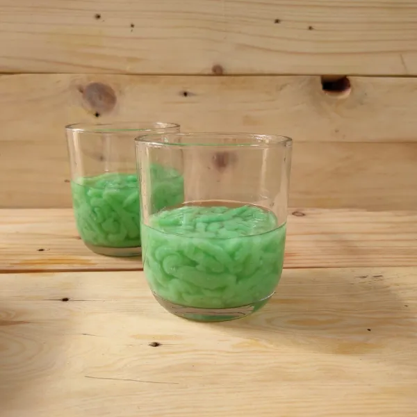 Penyajian, tuangkan cendol ke dalam gelas.