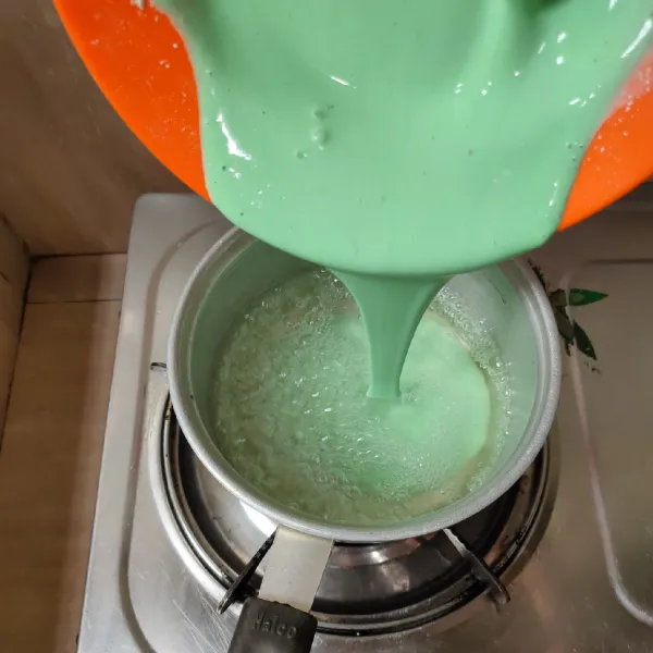Selanjutnya masak air hingga mendidih kemudian tuangkan larutan tepung, masak dengan api kecil sambil diaduk sampai adonan kalis, angkat.