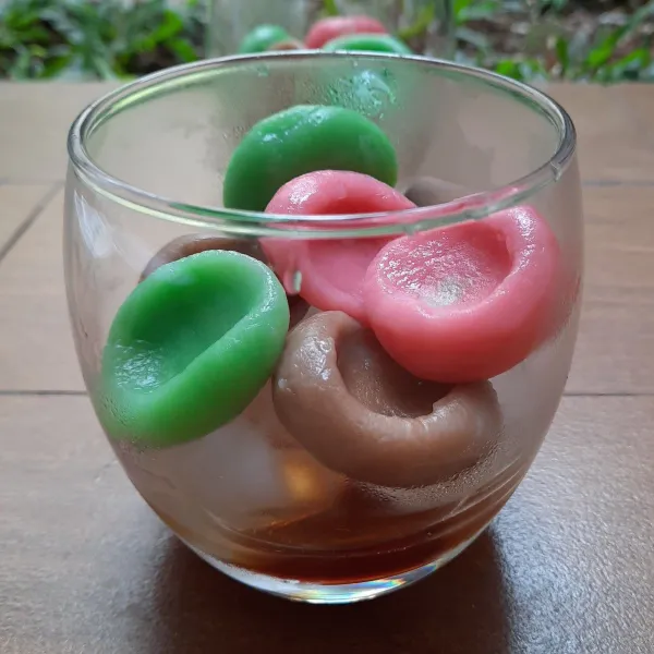 Penyelesaian: siapkan gelas. Tuang gula merah di dasar gelas. Tambahkan es batu dan gempol. Tuang santan. Sajikan.