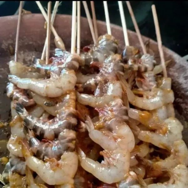 Setelah itu tusuk udang satu persatu dengan rapi.