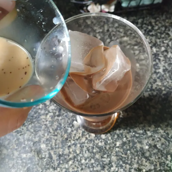 Terakhir tambahkan milktea yang sudah dibuat tadi.