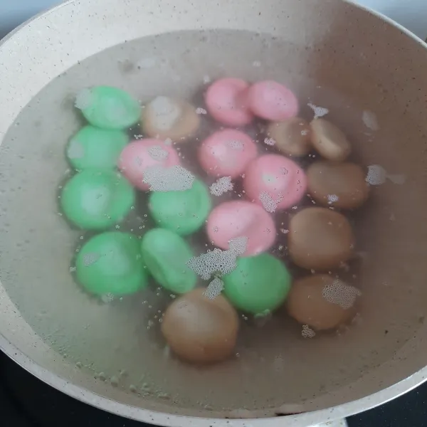 Rebus dalam air mendidih hingga mengapung. Tiriskan.