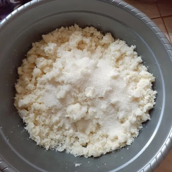 Kemudian masukkan kelapa parut, gula pasir, vanili, garam dan aduk rata.