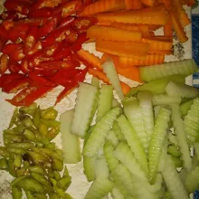 Potong-potong cabe merah, cabe rawit, wortel dan timun.