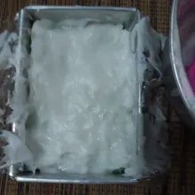 Masak adonan putih, angkat tuang di atas adonan hijau.