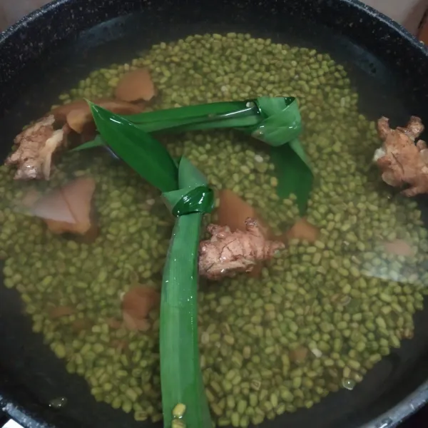 Masukkan kacang hijau dan semua bahan lainya ke dalam panci. Masak sampai matang.