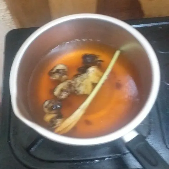 Rebus gula merah, jahe dan sereh.
