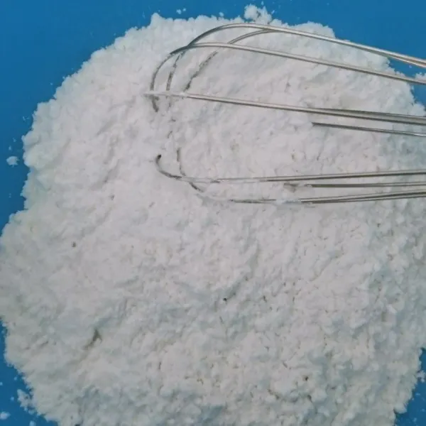 Campur tepung dan garam, aduk rata.