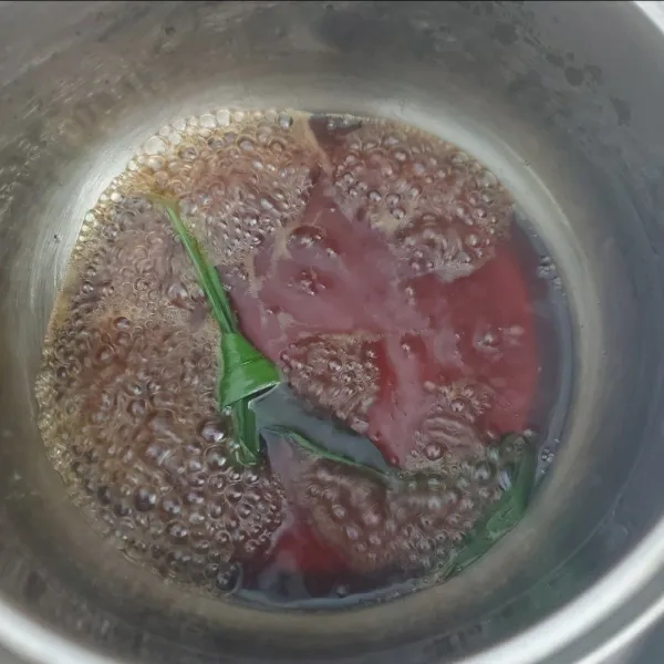 Rebus gula merah, air dan daun pandan. Lalu saring dan dinginkan.