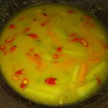 Tambahkan air, garam dan kaldu bubuk. Masak sampai mendidih.