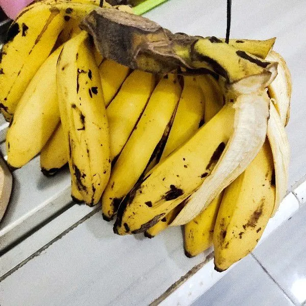 Siapkan pisang uli yang sudah matang dan potong sesuai selera
