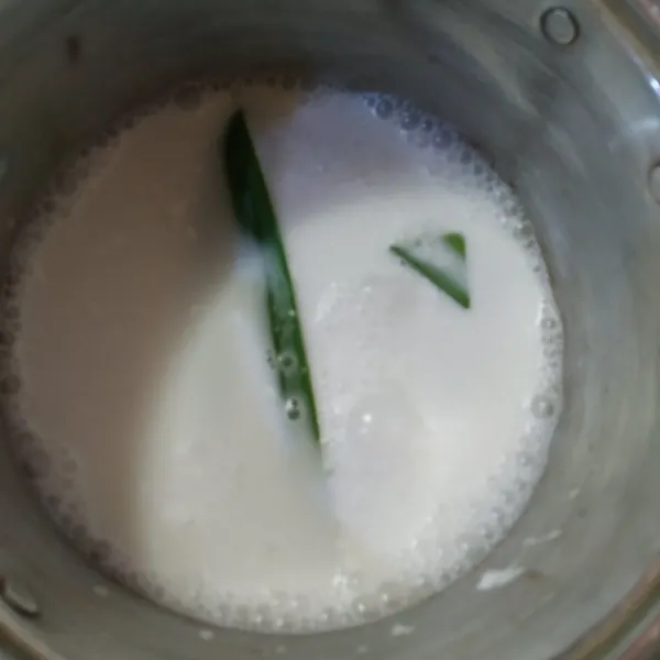 Masak santan, air, gula, garam dan daun pandan sampai mendidih dan gula larut, angkat dan dinginkan.