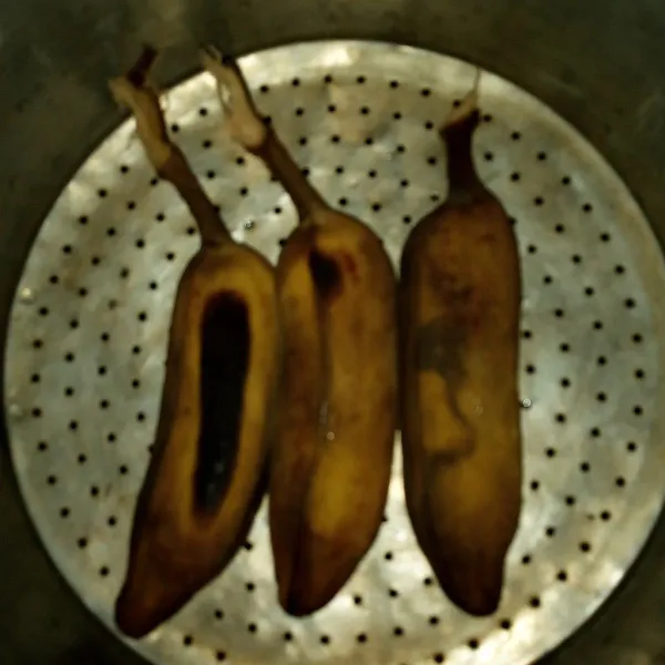 Kukus pisang kepok sampai matang, dinginkan.
