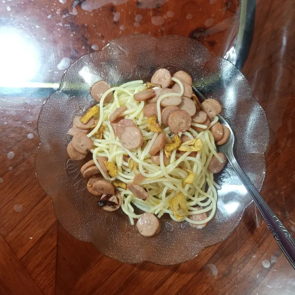 Sosis aglio olio siap disajikan.
