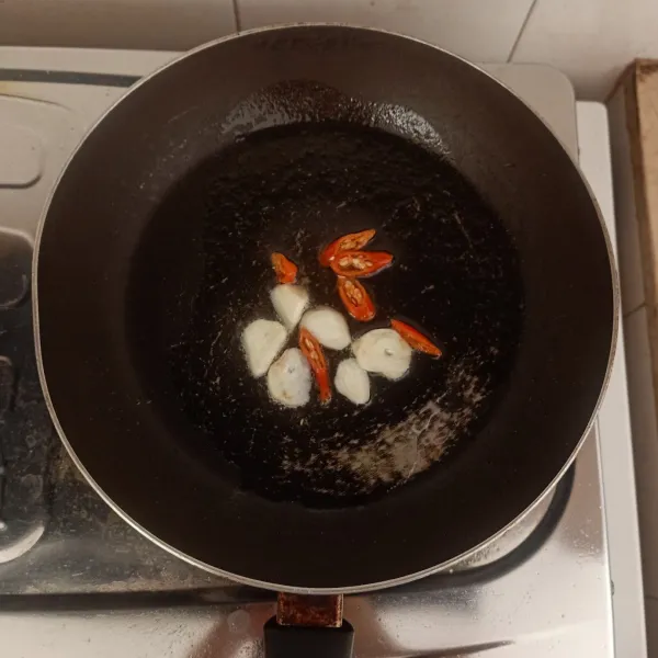 Panaskan sedikit minyak lalu tumis bawang putih dan cabe rawit domba. Tumis hingga harum.