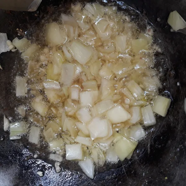 Siapkan minyak sisa menggoreng ayam. Lalu masukkan bawang bombay dan bawang putih. Tumis hingga harum dan matang. Beri kecap manis, minyak wijen, saus tiram dan kecap asin. Aduk rata.