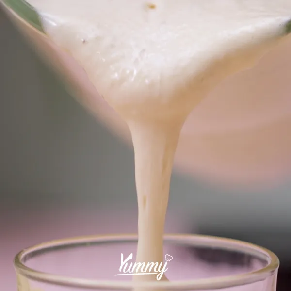 Siapkan gelas saji lalu tuangkan smoothies ke dalamnya hingga penuh.