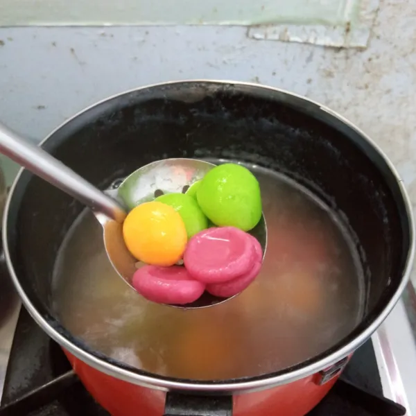Rebus sampai matang dan mengambang. Tiriskan.