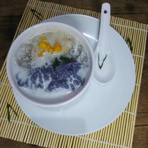 Sajikan dawet dgn sirup, kuah santan dan es serut.