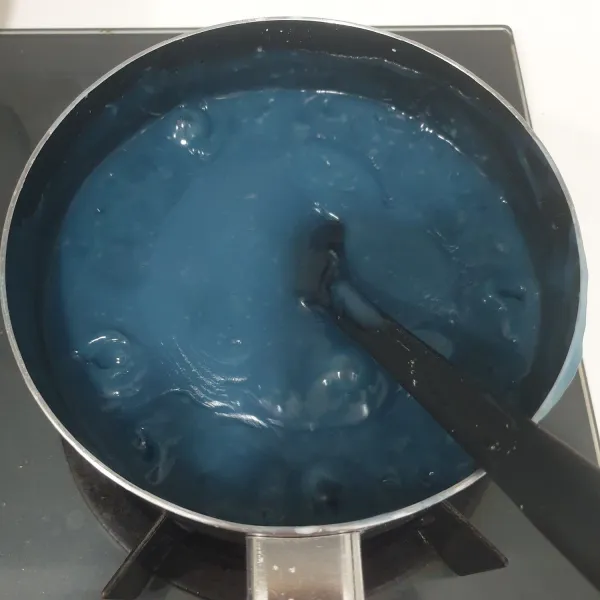 Masak adonan di atas api kecil sambil diaduk hingga meletup-letup dan warnanya mengkilat. Matikan api dan biarkan sebentar