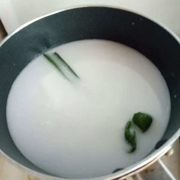 Membuat kuah santan, campur semua bahan lalu masak hingga mendidih. Dinginkan. Tuangkan dan sajikan bersama pleret berwarna.