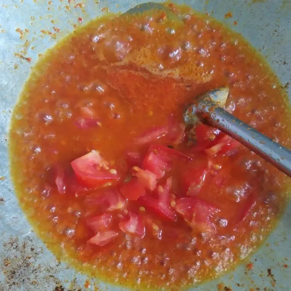 Lalu masukkan tomat, kaldu bubuk dan sejumput gula dan garam. Aduk rata dan koreksi rasa.
