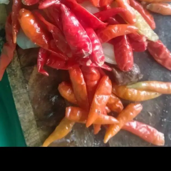 Goreng b.merah b.putih sampai garing kemudian haluskan.