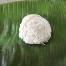 Penyelesaian: ambil selembar daun pisang, beri 1 centong ketan bentuk membulat.