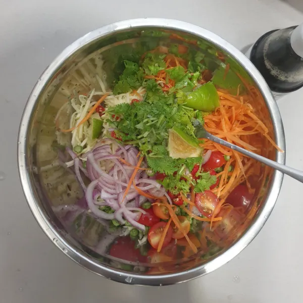 Masukkan gula pasir, thai fish sauce (kecap ikan Thailand) dan peraskan air jeruk nipis.