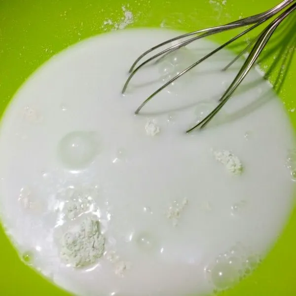 Membuat bubur sum-sum : campur tepung beras dan setengah bagian santan (250 ml).
