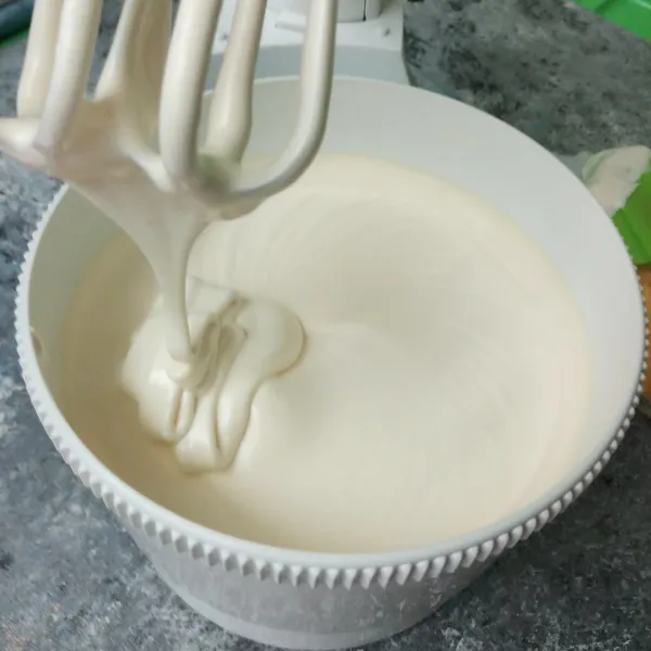 Mixer telur, gula, dan emulsifier sampai putih kental berjejak
