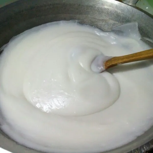 Rebus sisa santan 250 ml, garam dan pandan. Setelah mendidih, masukkan campuran santan dan tepung, aduk-aduk sampai mengental dan licin.