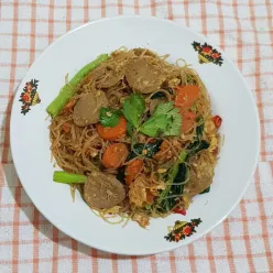 Bihun Goreng dengan Sayuran Segar