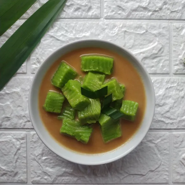 Pindahkan ke mangkok, tuang kuah, beri es batu.