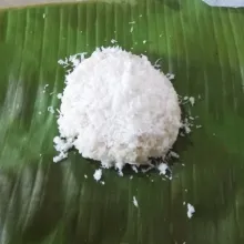Lalu taruh kelapa kukus di atasnya (taruh secukupnya). Lalu lipat ujung ujung daun pisangnya hingga daun pisang membentuk mangkuk.